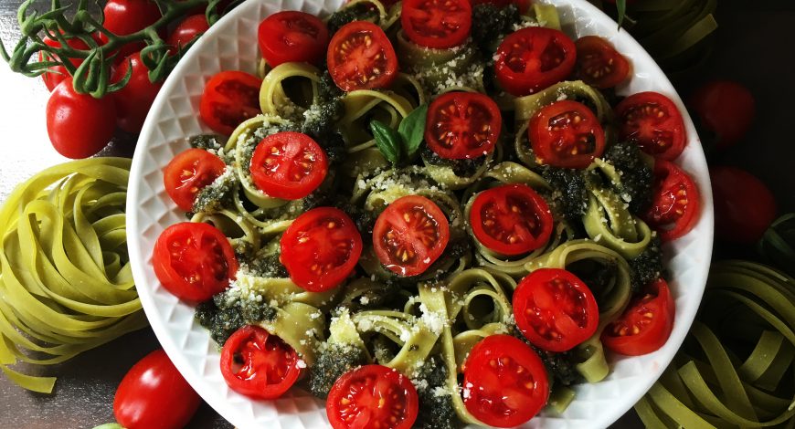 Tagliatelle d'espinacs amb salsa pento casolana
